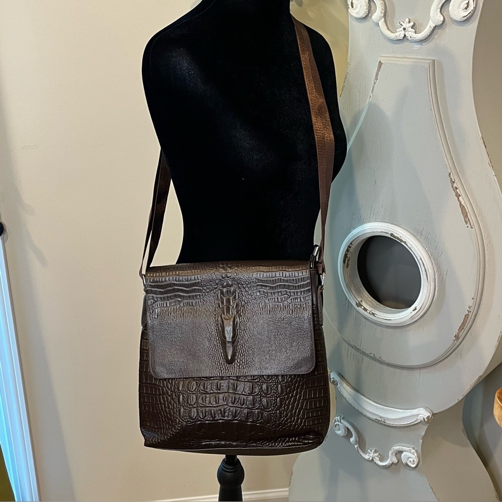 Faux-Croc Messenger Shoulder/Crossbody/Tote in Brown, Vegan Leather. Unisex